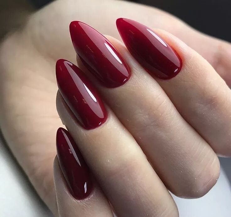 Красный маникюр на миндаль миндалевидную форму Pin em Nails Unhas bonitas, Unhas amendoada, Unhas