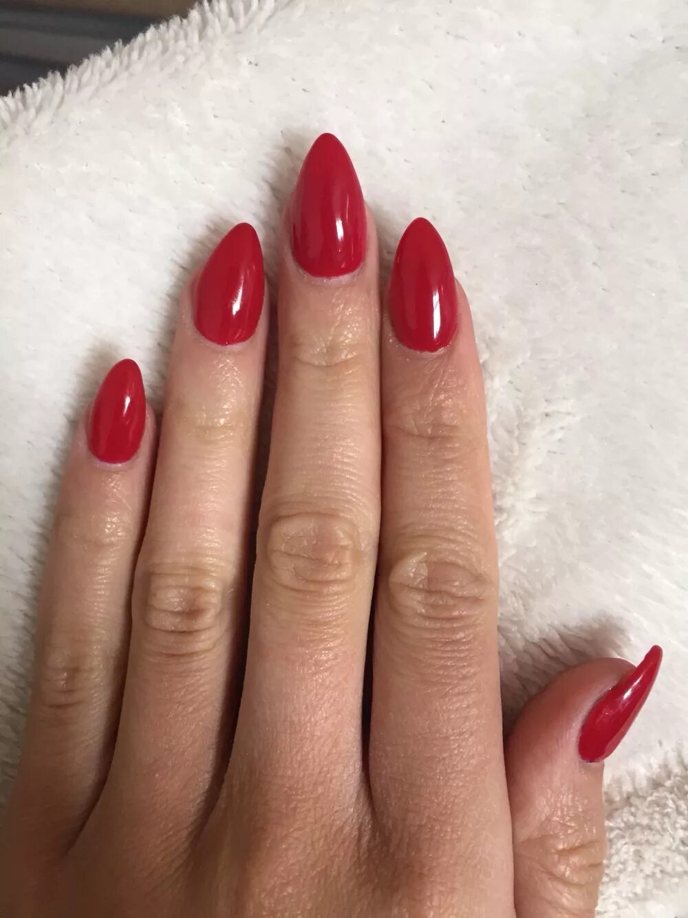 Красный маникюр на миндаль миндалевидную форму Hot rod red gelish Nails, Red nails, Gelish nails