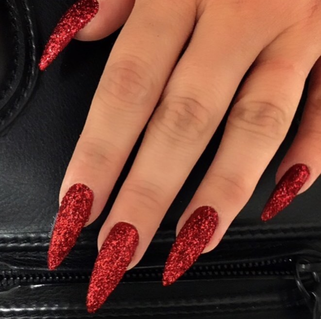 Красный маникюр на миндаль с блестками Nails, Nails, Nails Red nails glitter, Red acrylic nails, Prom nails