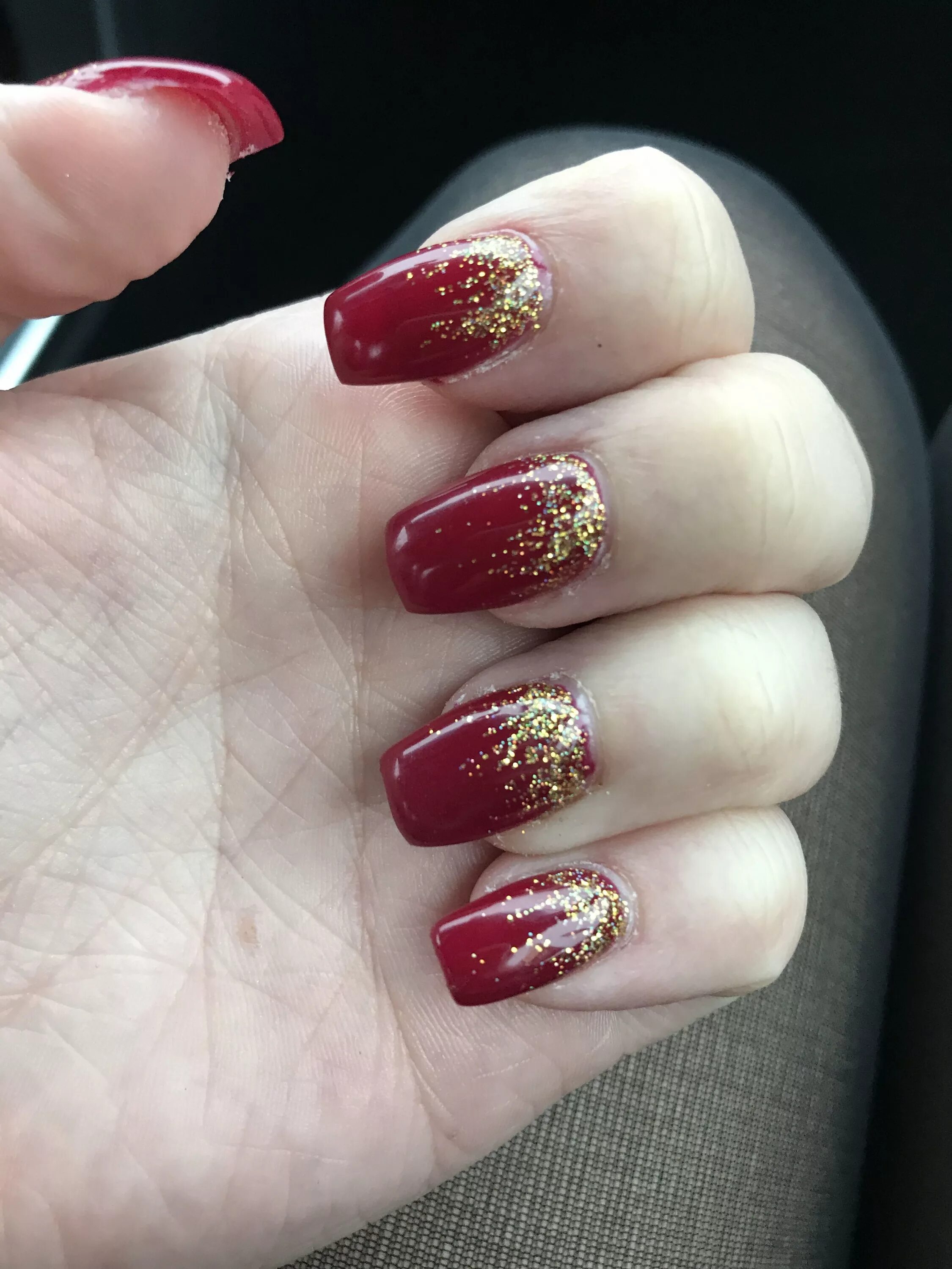 Красный маникюр на миндаль с блестками coffin shaped, red and gold ombré sparkle acrylic nails Red and gold nails, Red 
