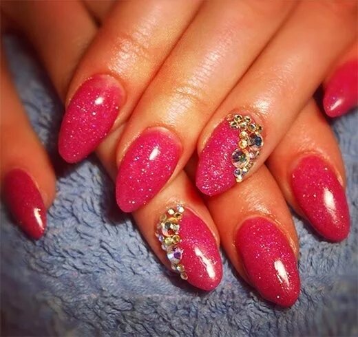 Красный маникюр на миндаль с блестками Trend Alert: Bespoke Almond Shaped Nails
