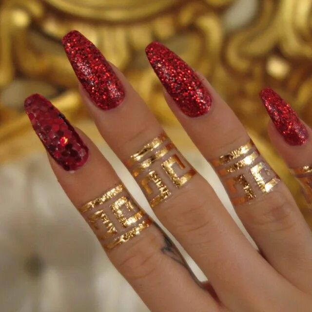 Красный маникюр на миндаль с блестками All gold everything ✨ ✨ @snaptats nails by @zaynab_taleb #snaptats #goldtattoos 