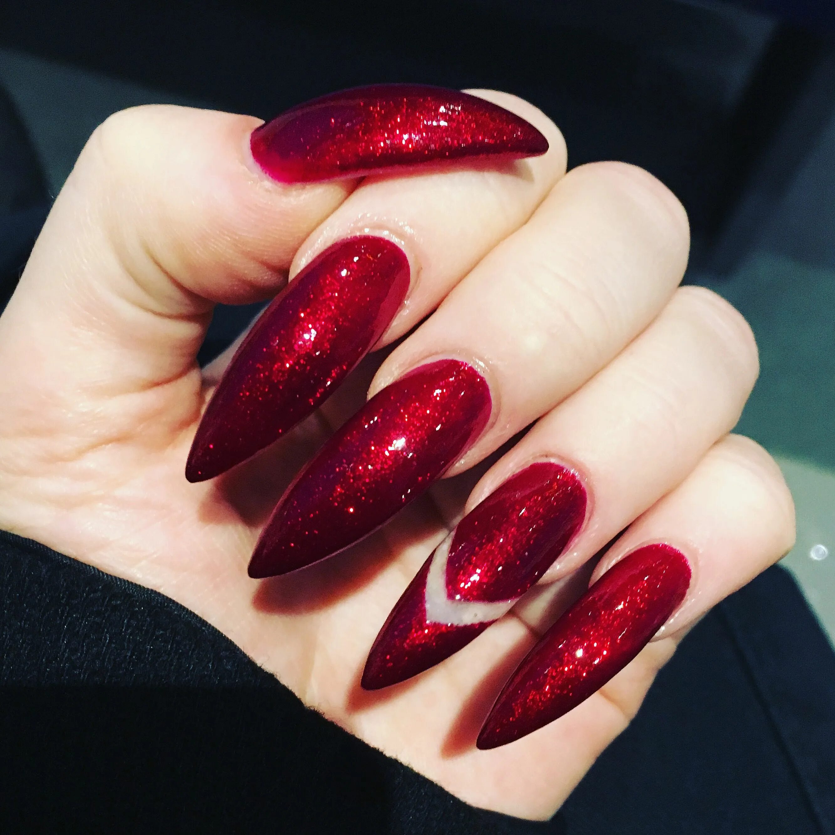 Красный маникюр на миндаль с дизайном 2024 Pin på sharl's designs Naglar, Skönhet