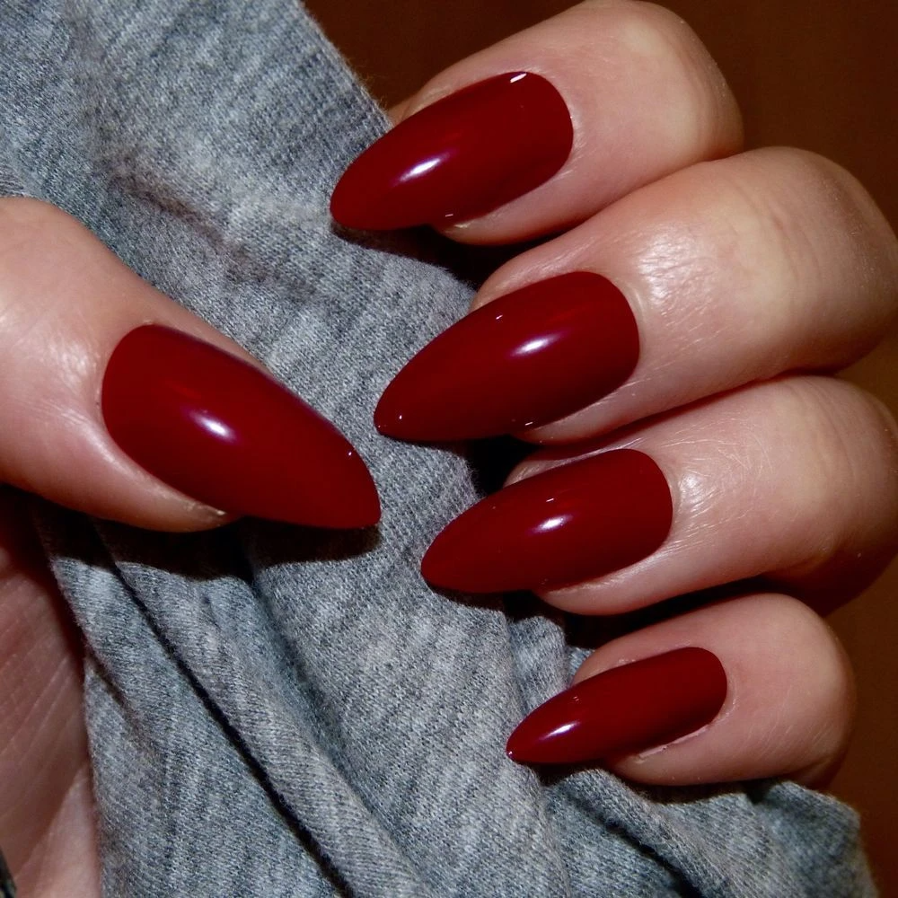 Красный маникюр на миндалевидную форму ногтей The 8 Best Nail Colors for Fall in 2022 Fun nail colors, Fall nail colors, Red g