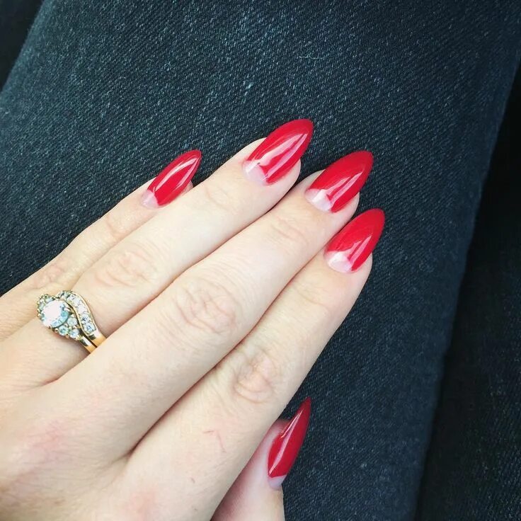 Красный маникюр на миндалевидную форму ногтей Ella on Instagram: "Dita claws ❤" Nail extensions, Red manicure, Cheap nail