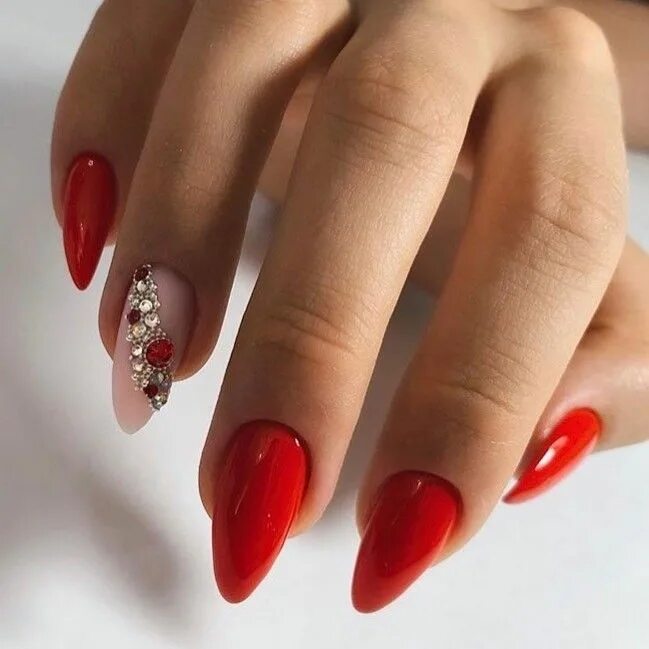 Красный маникюр на миндалевидных ногтях фото FoxyNails: Маникюр, дизайн ногтей Синий акриловые ногти, Гель-лак, Дизайнерские 