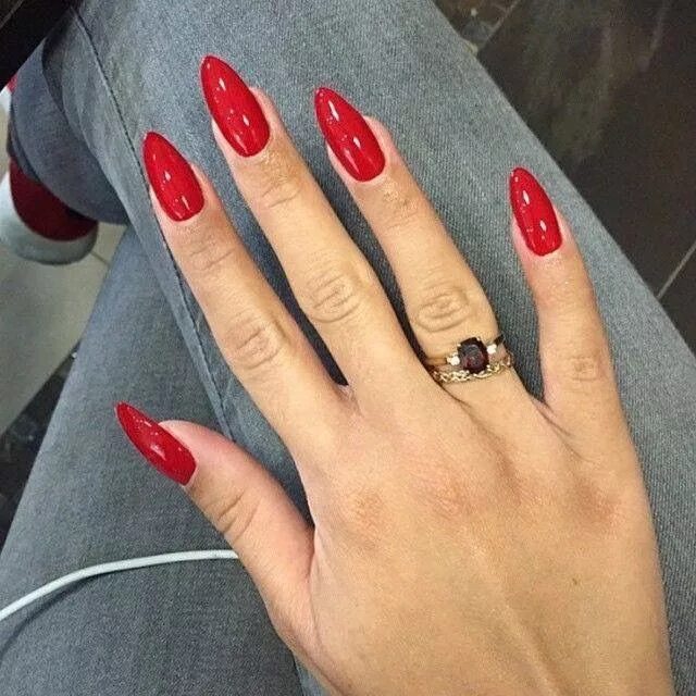 Красный маникюр на миндальные ногти 2024 Red almond nails . Red acrylic nails, Gel nails, Red nails