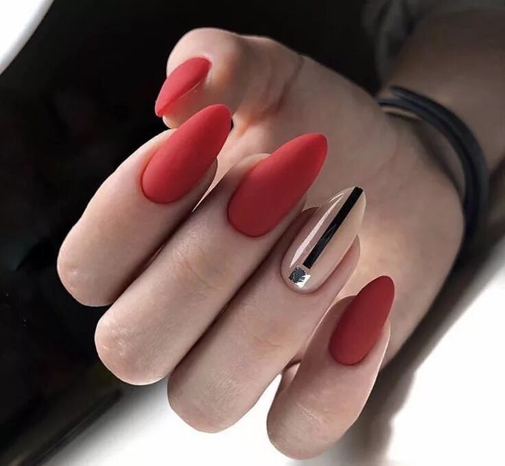 Красный маникюр на миндальные ногти 2024 Pin on * M a n i c u r e * Oval nails designs, Red acrylic nails, Matte nails de