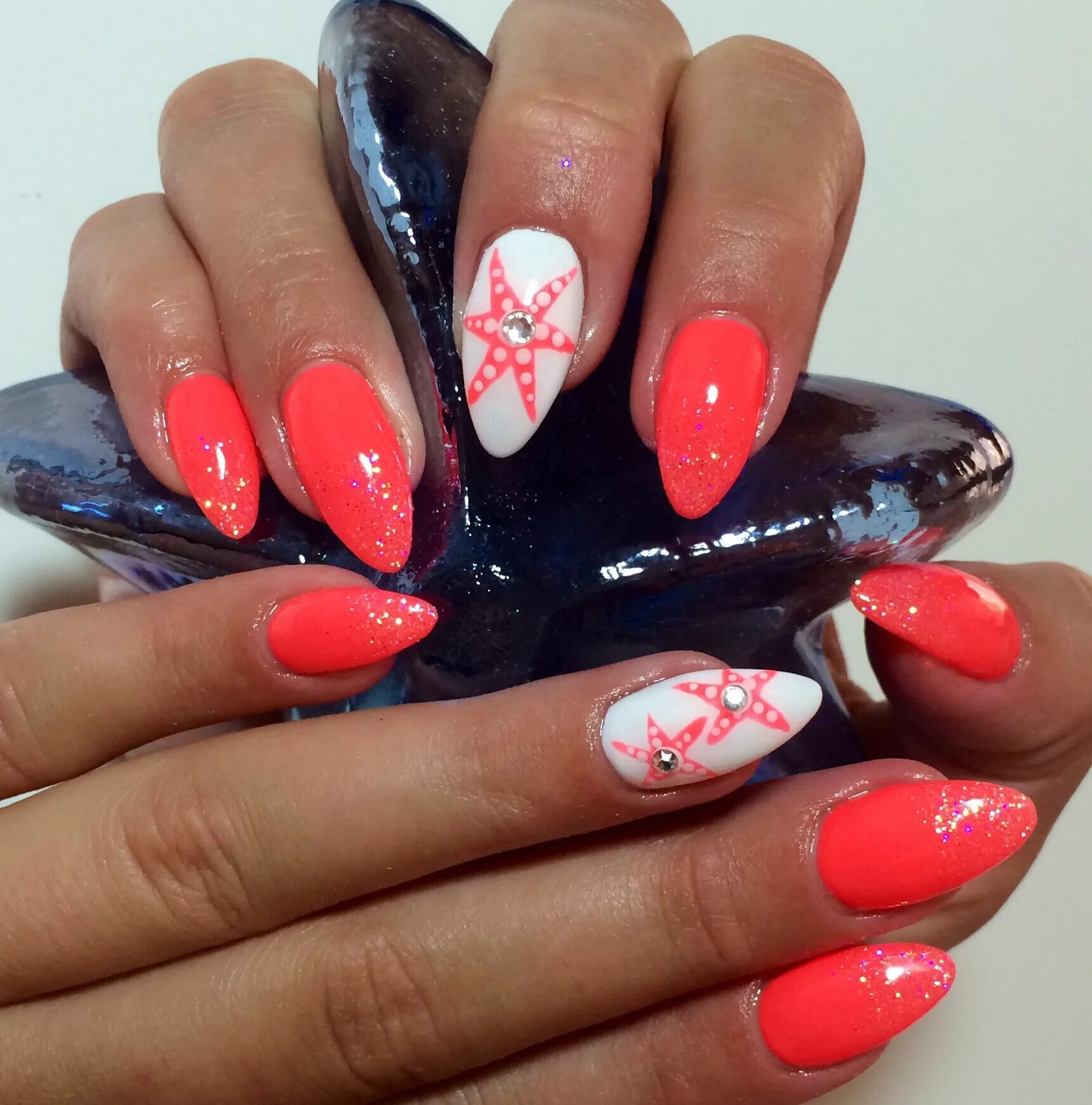 Красный маникюр на море Pin auf Hair & Nails that I love