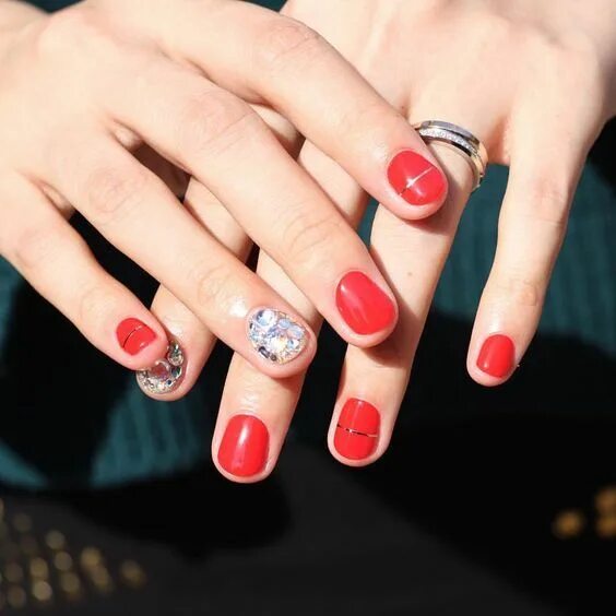Красный маникюр на очень короткие ногти Pin by Jeannina Moya on Nails. Bridesmaids nails, Glow nails, Nail art