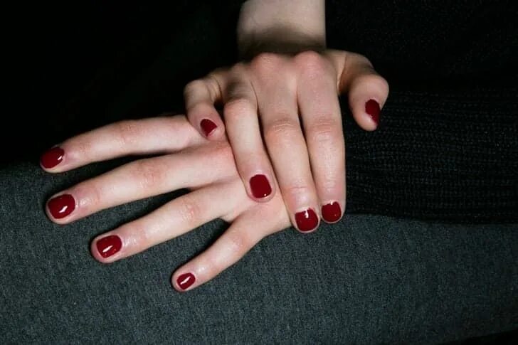 Красный маникюр на очень короткие ногти Erdem Fall 2016 Beauty Secrets Fall manicure, Fall fashion 2016, Fashion week 20