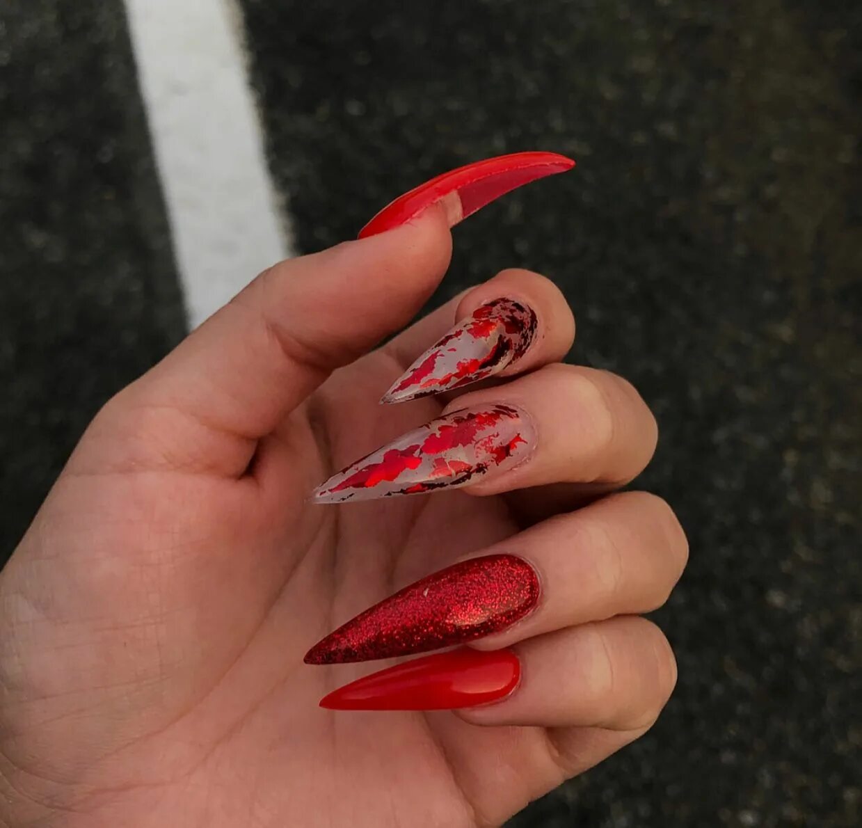 Красный маникюр на острые ногти с дизайном @Dadollhouse ❤ ️❤ Red acrylic nails, Gorgeous nails, Pretty acrylic nails
