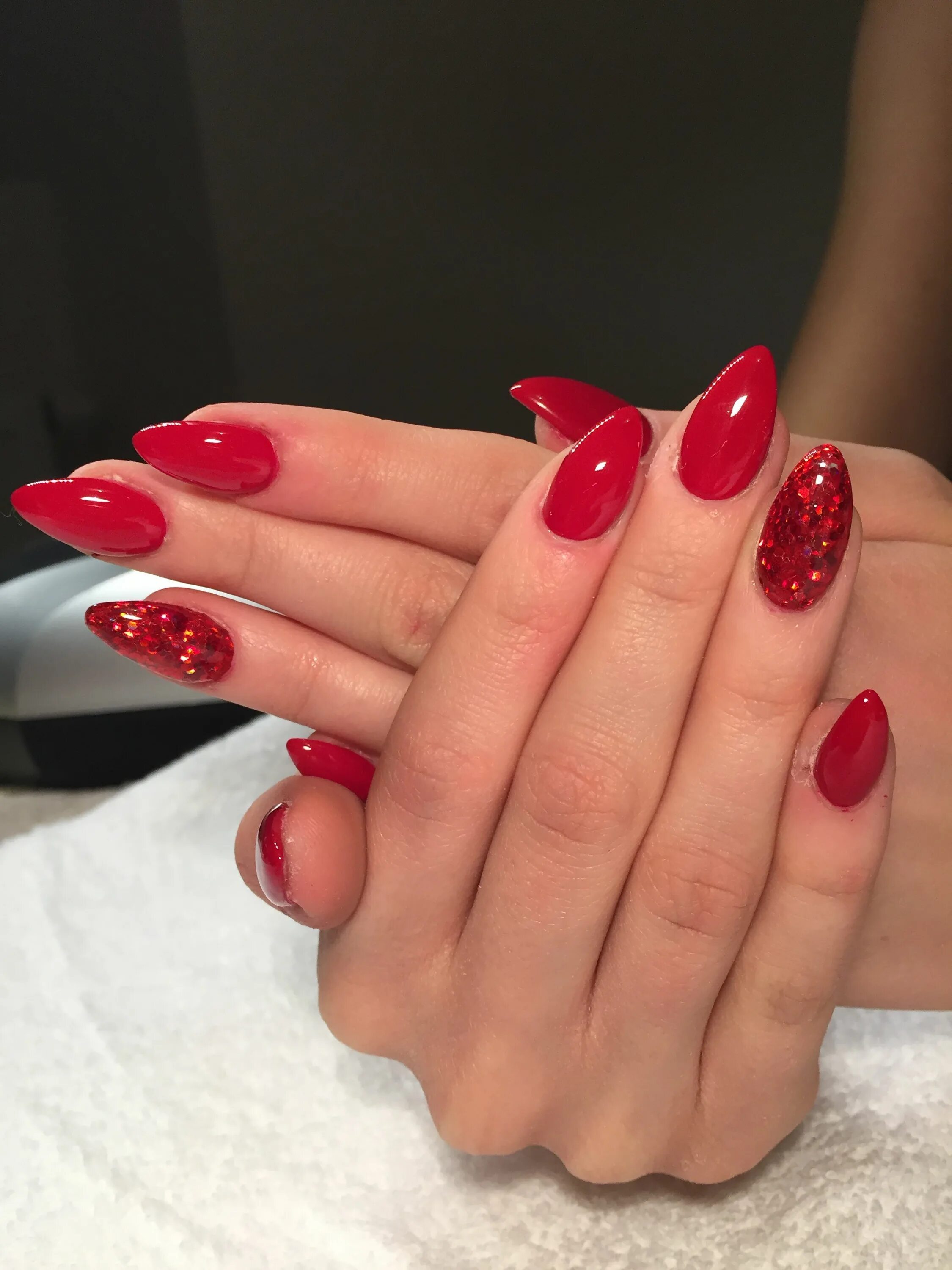 Красный маникюр на овальные ногти с дизайном @mazotcu1 Linktree Red nails glitter, Valentines nails, Gel nails