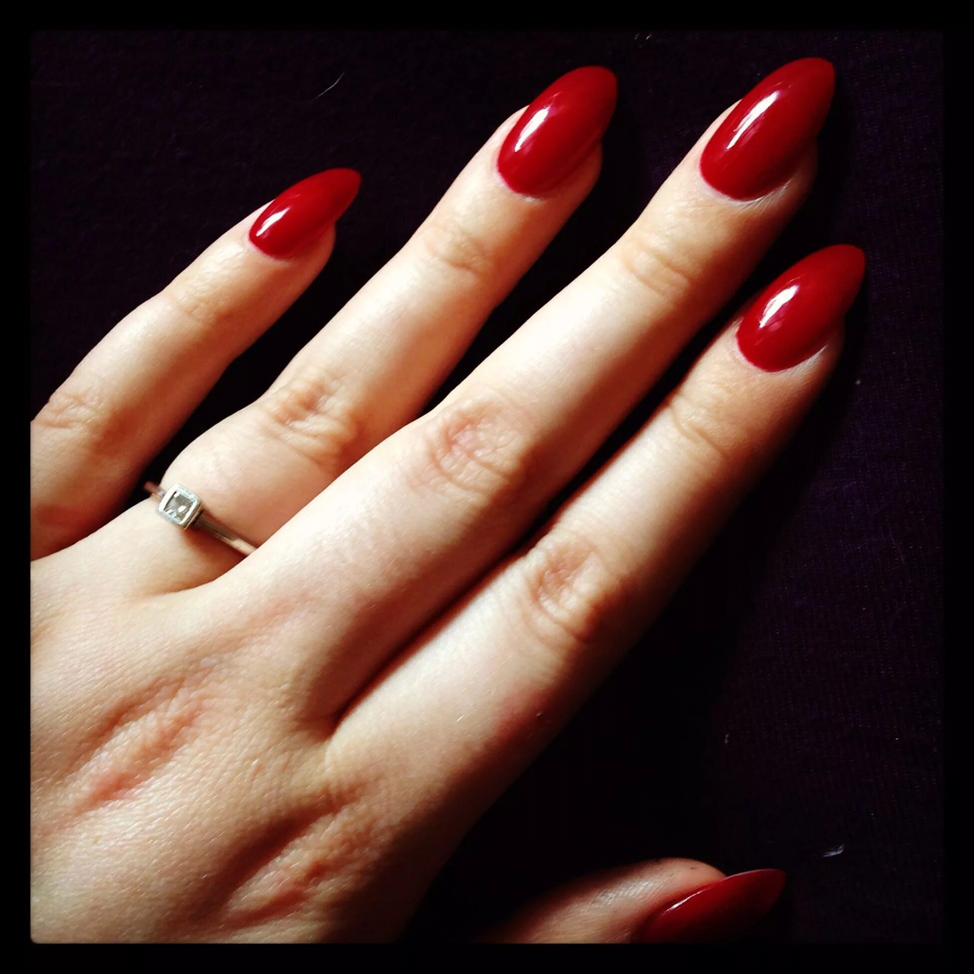 Красный маникюр на среднюю длину Red pointy pointed almond stiletto nails Elegant nails, Oval nails, Almond nails
