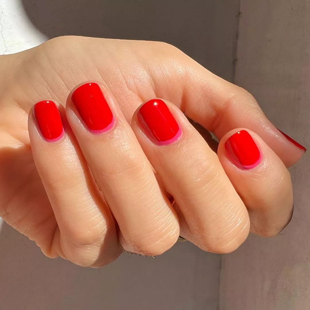 Красный маникюр на среднюю длину Reverse French: the most stylish manicures of 2024 - GlobalFashion