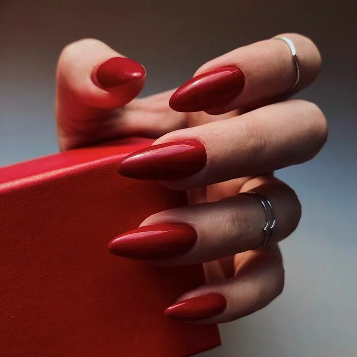 Красный маникюр однотонный миндаль red nails Дизайнерские ногти, Бордовые ногти, Красивые ногти