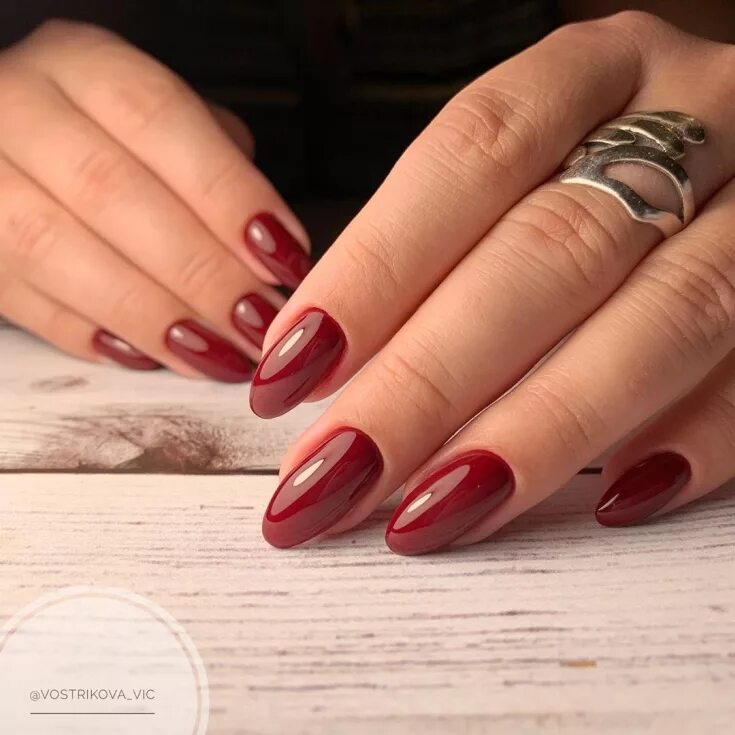 Красный маникюр однотонный миндаль Burgundy almond manicure
