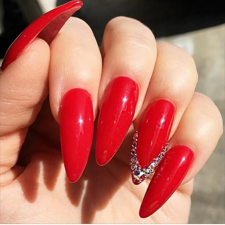 Красный маникюр острый миндаль @laquenailbar on Instagram: "One of our lovelies @lro_senberg ❤ ️❤ ️❤ ️❤ ️❤ #Laque #