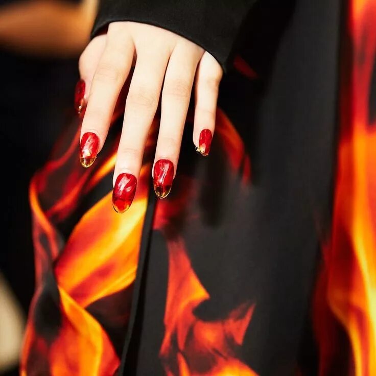 Красный маникюр пламя Pin by Melissa Stowers on unique nails Simple nail art designs, Bright nail art