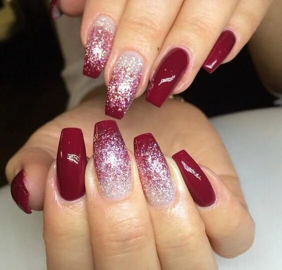 Красный маникюр растяжка блестками 27 Christmas Nail Designs - Festive nail art ideas - Allthestufficareabout Red a