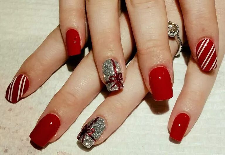 Красный маникюр с бантиком 50+ Voguish Christmas Nails To Reflect The Festive Mood The Best Way Christmas n