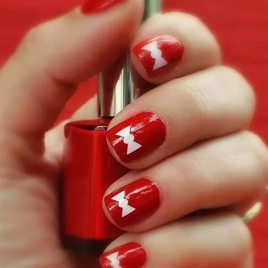 Красный маникюр с бантиком Red bow tie nails Simple nail designs, Red nail art designs, Cute simple nails