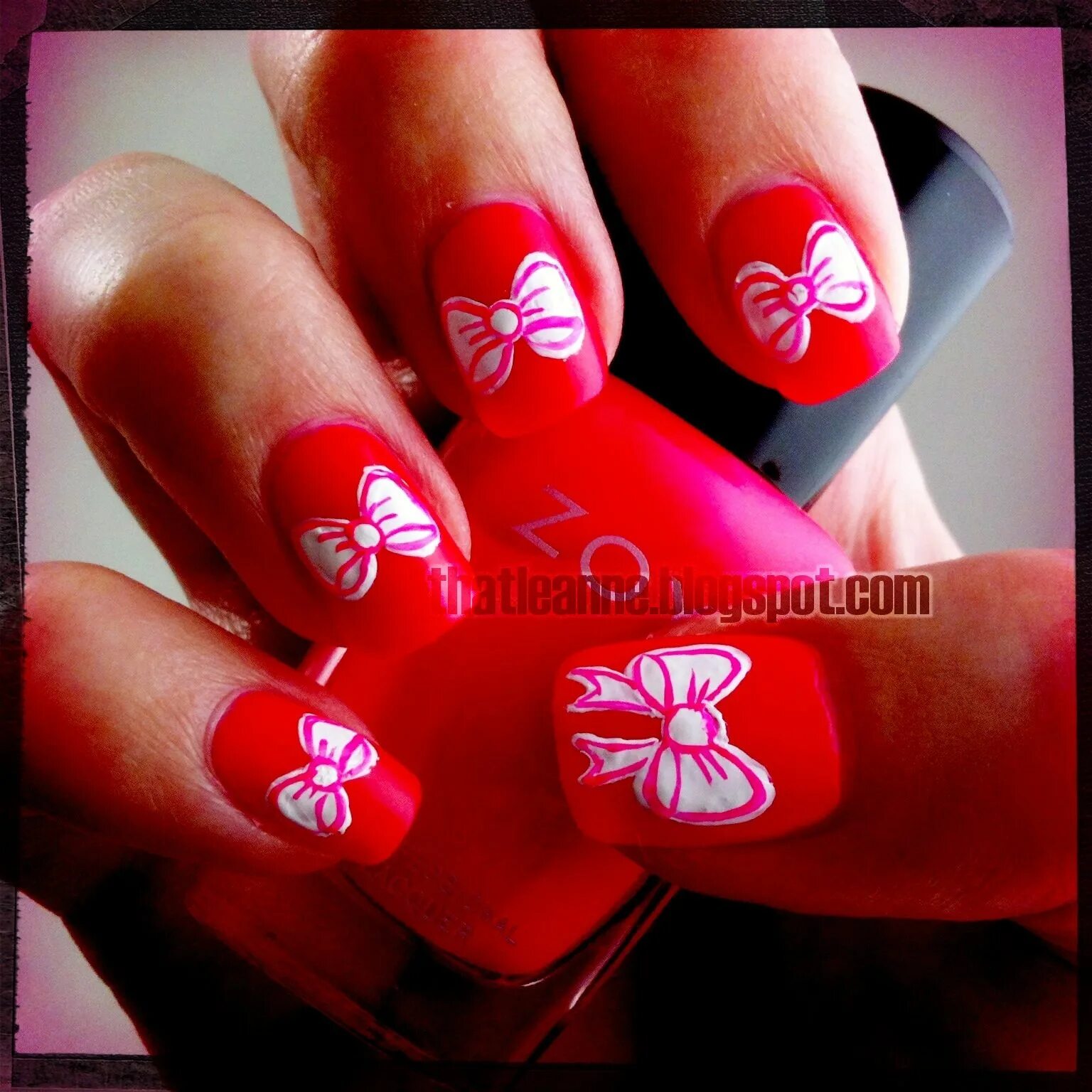 Красный маникюр с бантиком Valentines Bow Nail Art How To Bow nail art, Valentine nail art, Nails