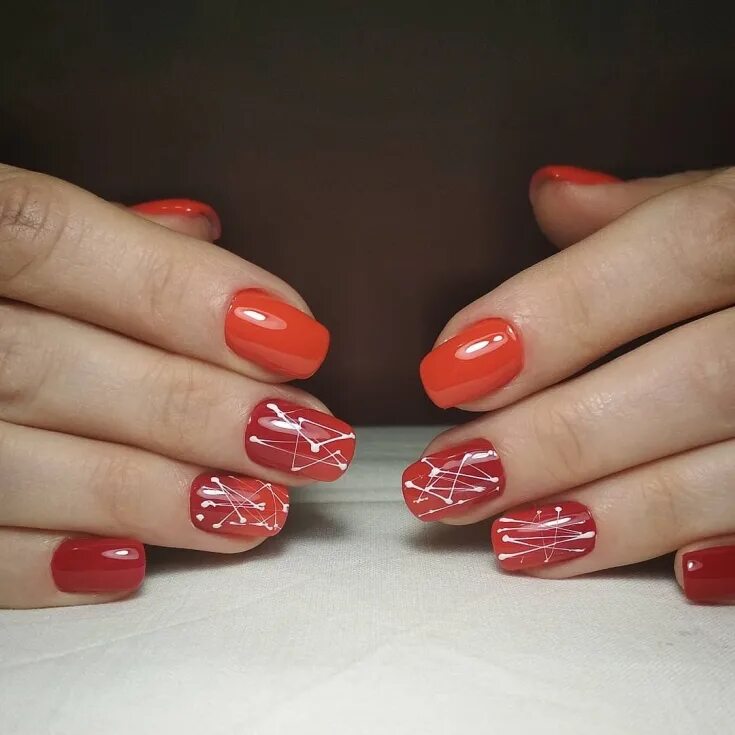 Красный маникюр с белой паутинкой Manicure with gossamer gel