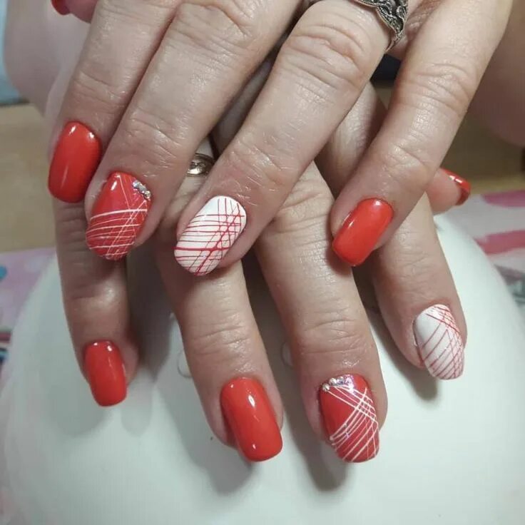 Красный маникюр с белой паутинкой rot Nagellack Strasssteine #spidergel #nägel #nageldesign #ideen #nageltrends #n
