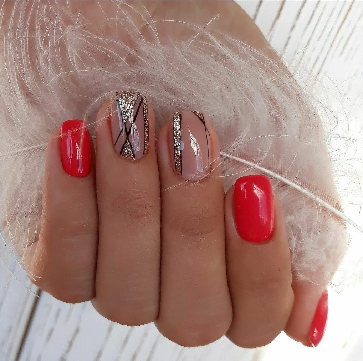 Красный маникюр с белой паутинкой Pin on Ongles Silver nails, Gel nails, Nail designs