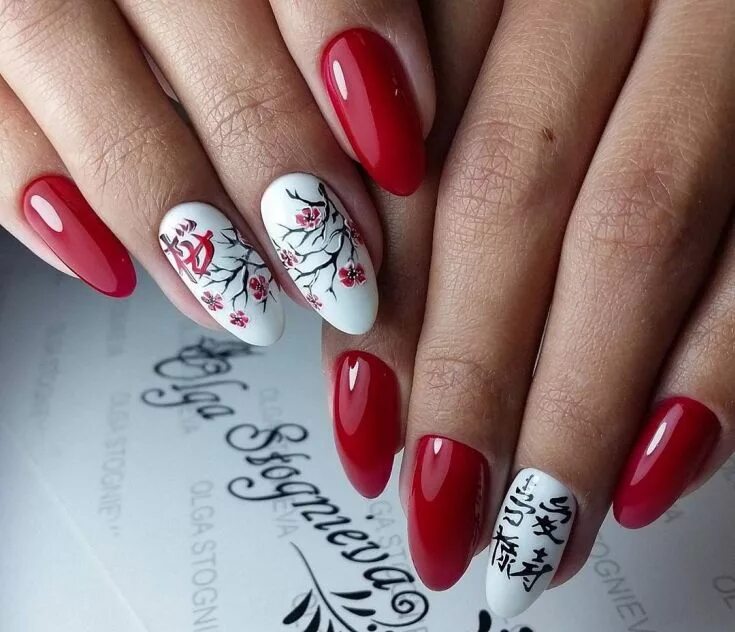 Красный маникюр с белым дизайном миндаль 50+ design of nails with drawings of hieroglyphics Форма ногтей, Нейл-арт цветы,