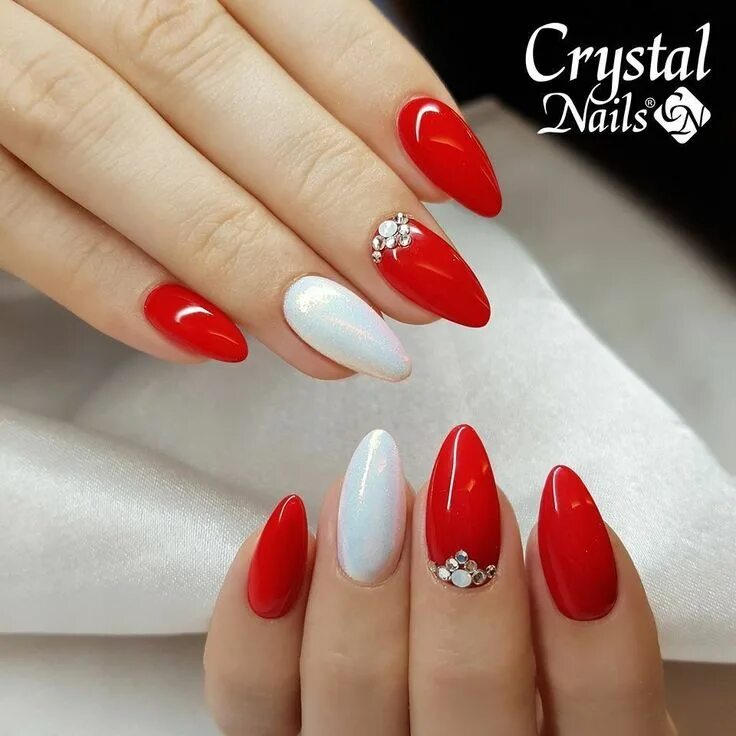 Красный маникюр с белым дизайном миндаль Pin on uñas Red nails, Manicure, Red nail art