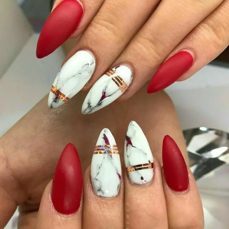 Красный маникюр с белым дизайном миндаль Almond Nails. Red Nails. Marble Nails. Xmas Nails. Acrylic Nails. Matte Nails. G