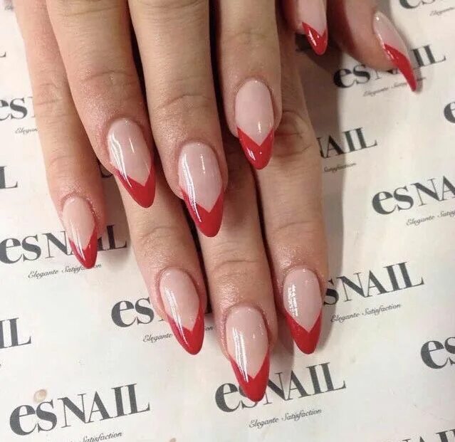 Красный маникюр с белым френчем миндаль Pin by Isabella Santilli-Kurz on Manicures Almond nails designs, Nails, Almond n