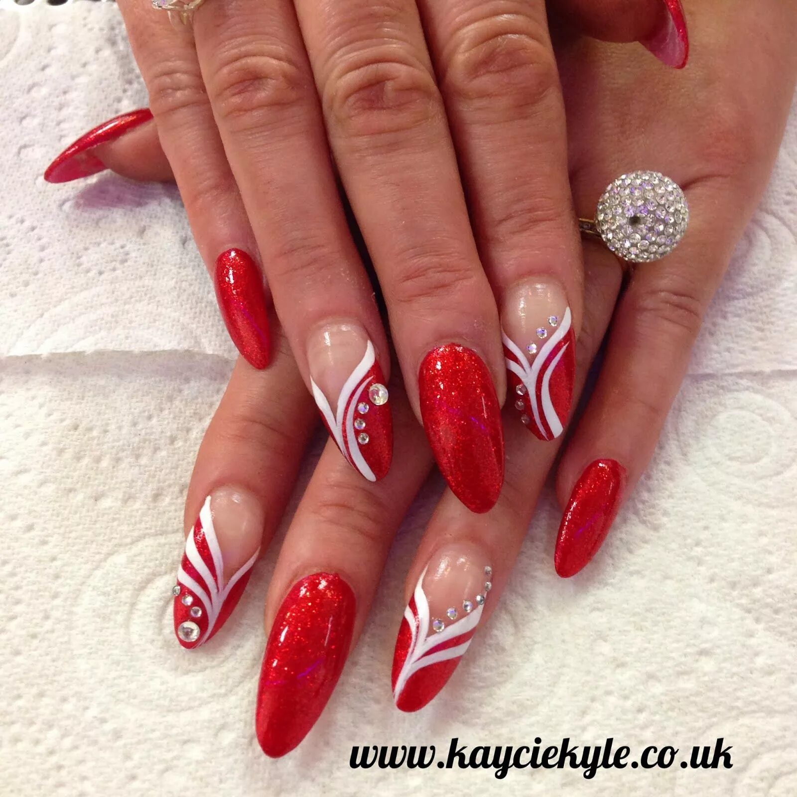 Красный маникюр с белым френчем миндаль kayciekylered.JPG 1 600 × 1 600 пикс Chrismas nail art, Gel nail art designs, Ch
