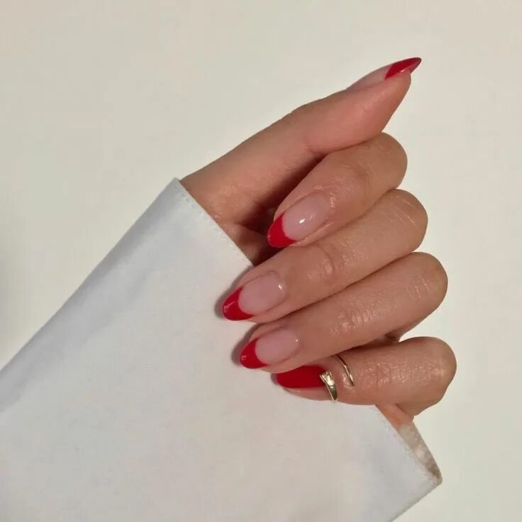 Красный маникюр с белым френчем миндаль louise on Twitter Stylish nails, Red tip nails, Red nails