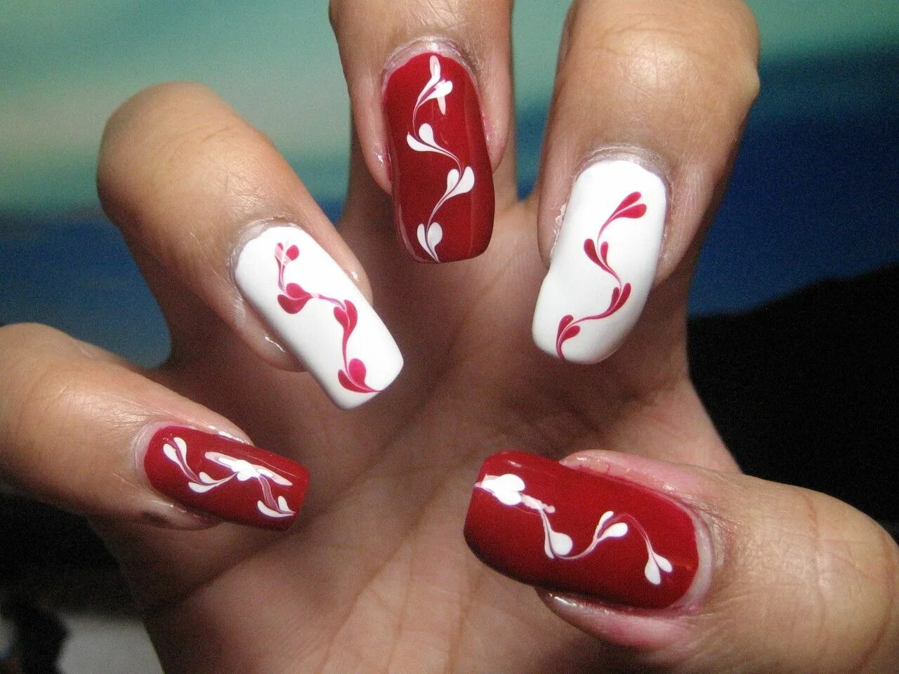 Красный маникюр с белыми рисунками My Simple Little Pleasures: NOTD: Valentine's Hearts Red & White Drag Marble + T