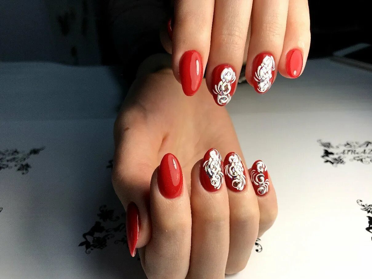 Красный маникюр с белыми рисунками Красный маникюр с белым рисунком фото Strazi-Nail.ru