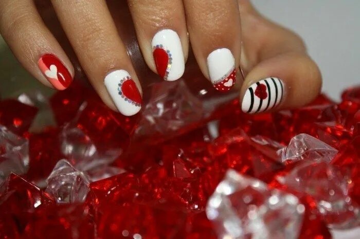 Красный маникюр с белыми рисунками Make an original manicure for Valentine's Day Red and silver nails, Nail art des