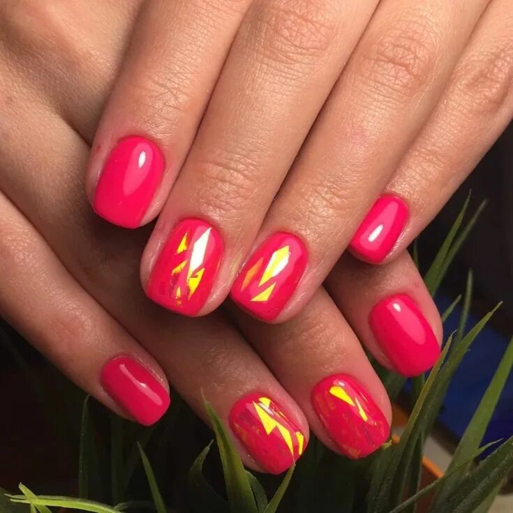 Красный маникюр с битым стеклом фото Like this manicure? Rate from 1 to 10 Nails Nail designs, Manicure, Nails