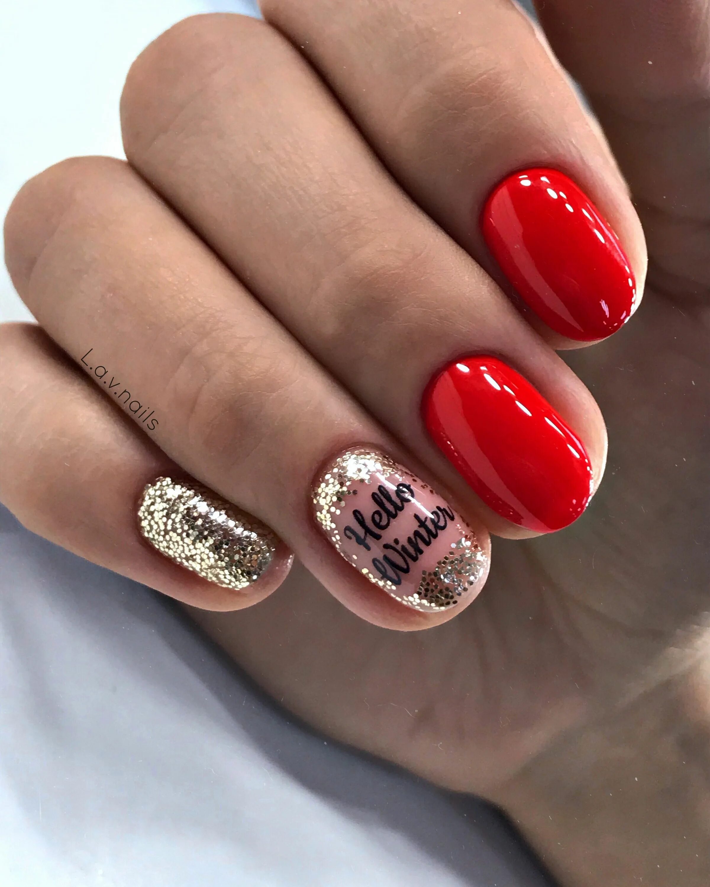 Красный маникюр с блестками 2024 Pin on маникюрчик Christmas gel nails, Feather nails, Christmas nails