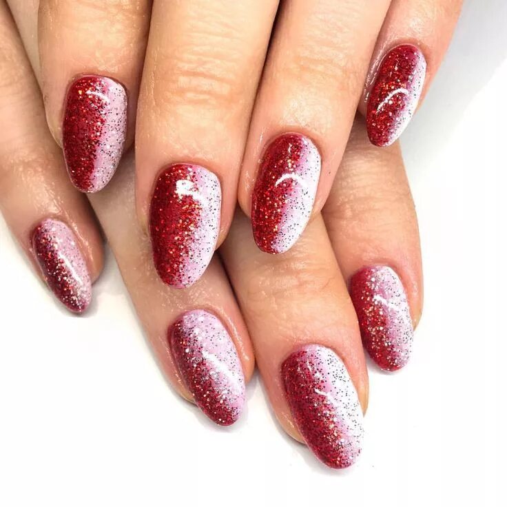 Красный маникюр с блестками 2024 Candy Cane Glitter Ombre Manicure! Cute christmas nails, Holiday nails christmas