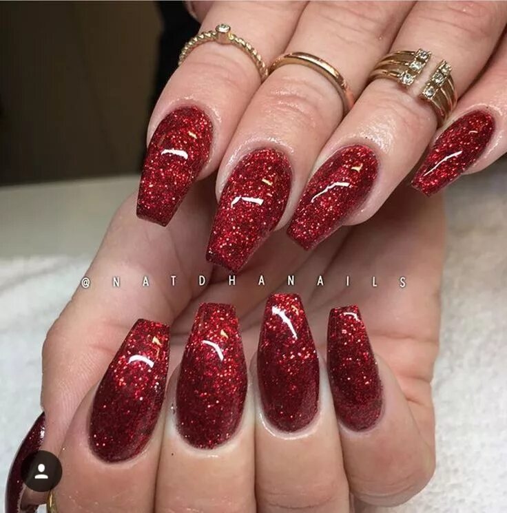 Красный маникюр с блестками фото Pin by AKuaT on Nails Pretty nails, Valentines nails, Glitter nails