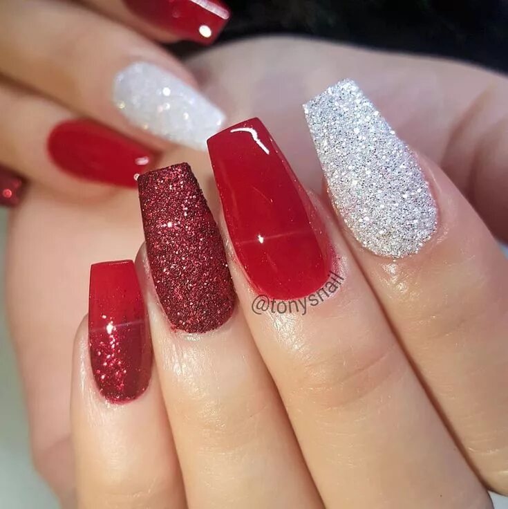 Красный маникюр с блестками фото Pin on Körmök Christmas nails glitter, Red acrylic nails, Red nails glitter
