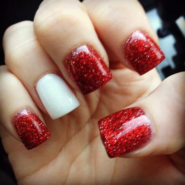 Красный маникюр с блестками квадрат Glitter Red with White Accent Acrylic Nails Red acrylic nails, Short acrylic nai