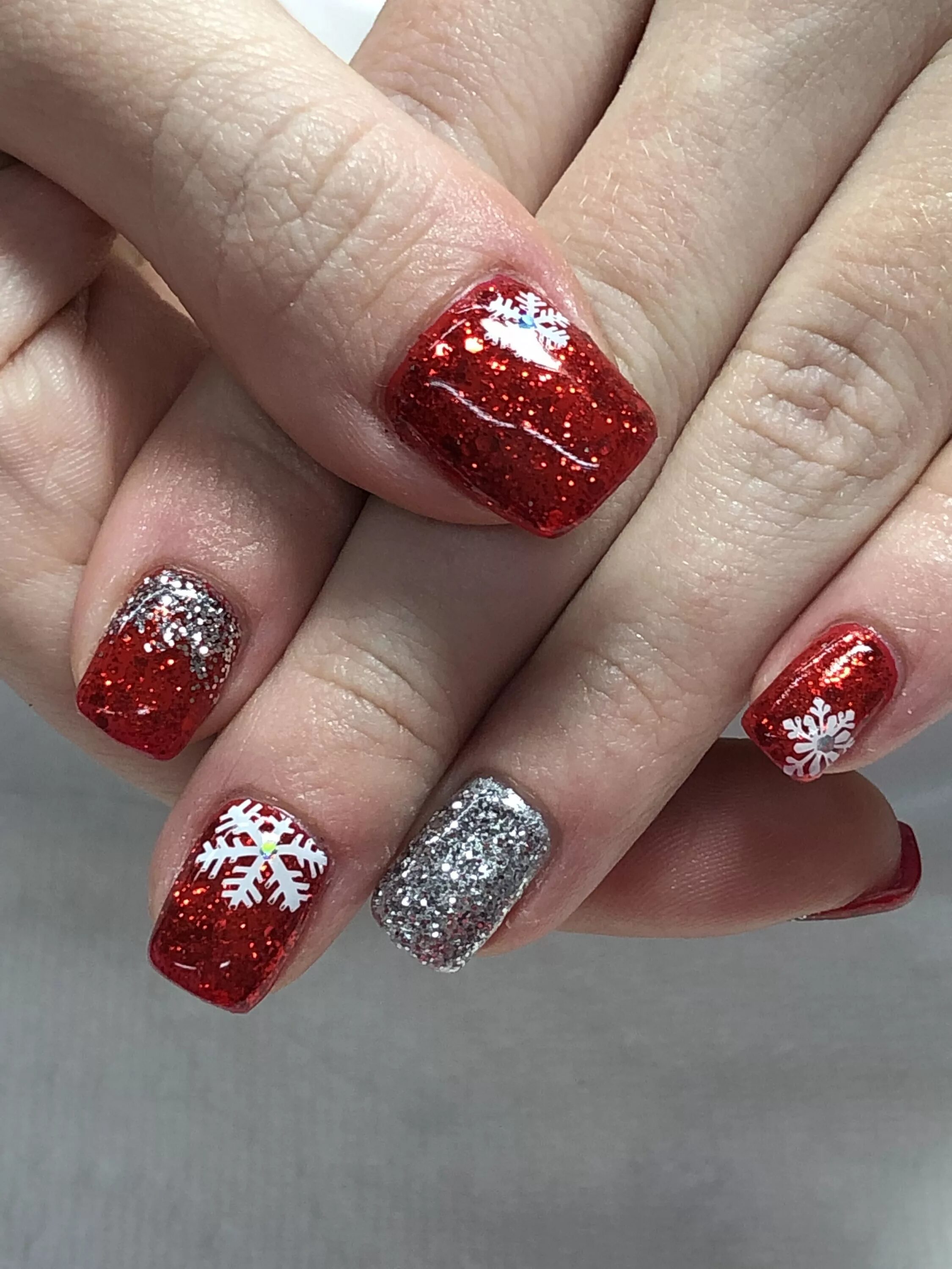 Красный маникюр с блестками на короткие Pin on My Gel Nail designs