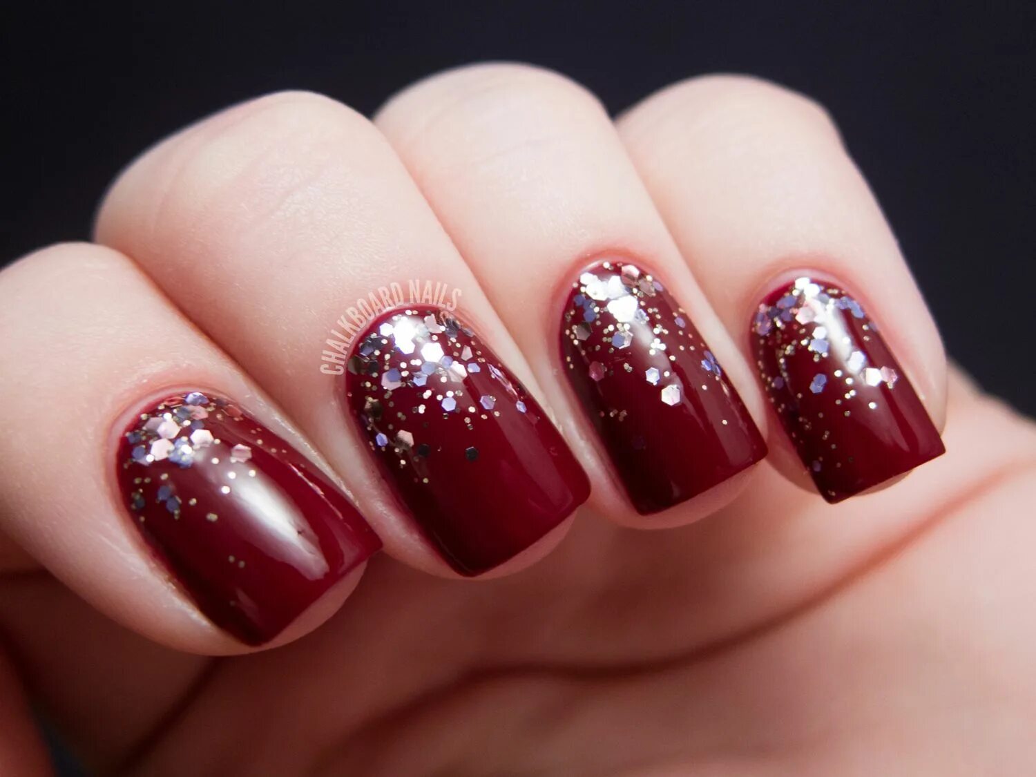 Красный маникюр с блестками на короткие Nicole by OPI Selena Gomez Glitter Gradients Nail designs valentines, Valentine'