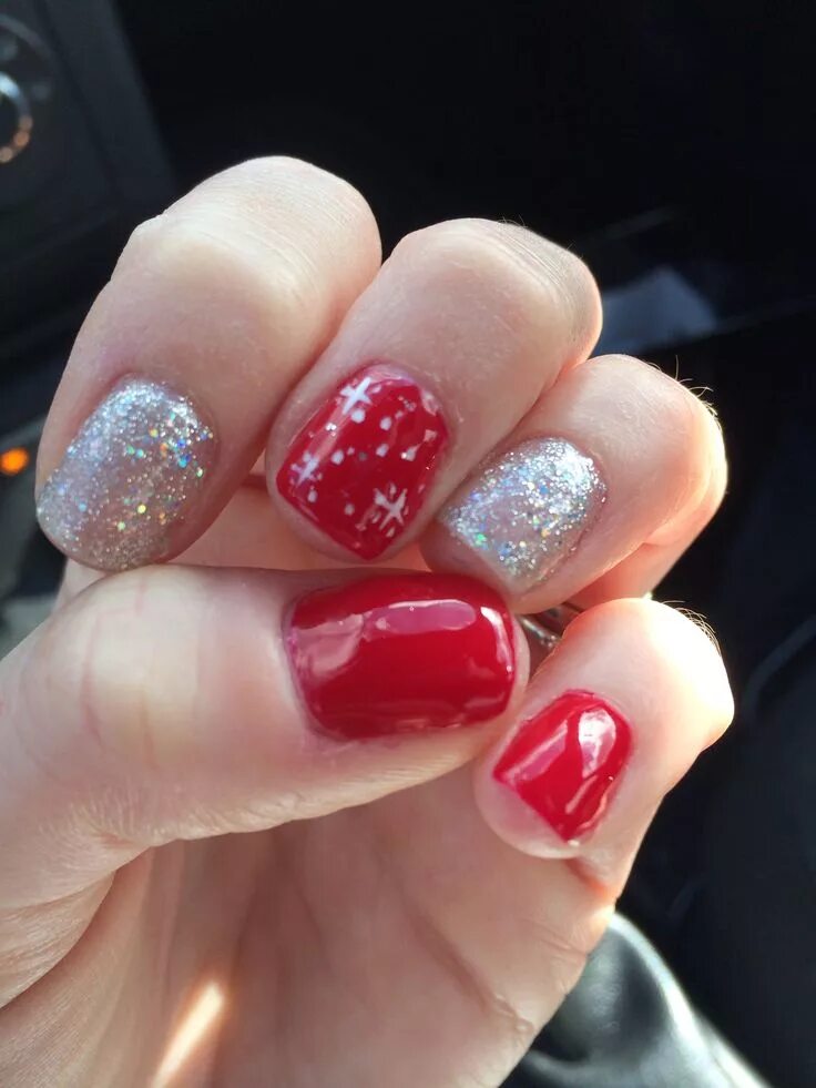 Красный маникюр с блестками на короткие Pin by Brittany Pugh on nails Nail designs glitter, Holiday nails, Christmas nai