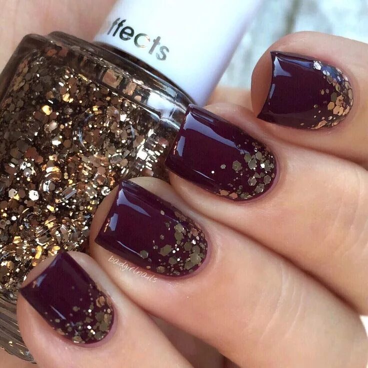 Красный маникюр с блестками у кутикулы Sonia on Instagram: "Classic glitter gradient featuring @essiepolish "Recessioni