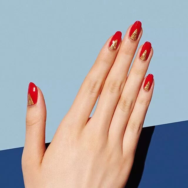 Красный маникюр с блестками у кутикулы A Modern Manicure Studio Red and gold nails, Gold acrylic nails, Gold nails